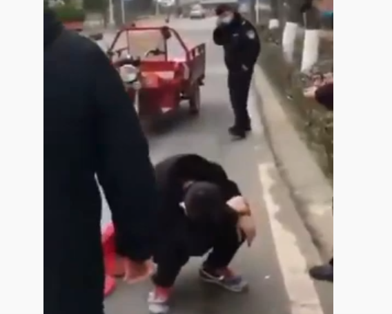 中共警察在街头对没戴口罩的市民眼睛喷辣椒水，并戴手铐抓走强制隔离