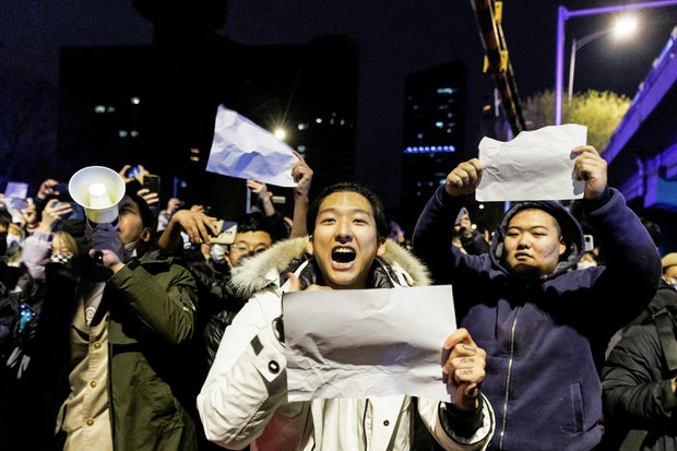 Mute Protest: Chinese crowds hold up blank sheets to hit out at lockdowns, censorship